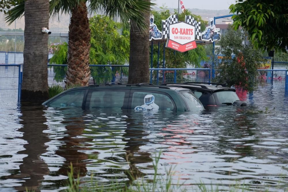 El agua rebosa en la N-332 a la altura de Guardamar