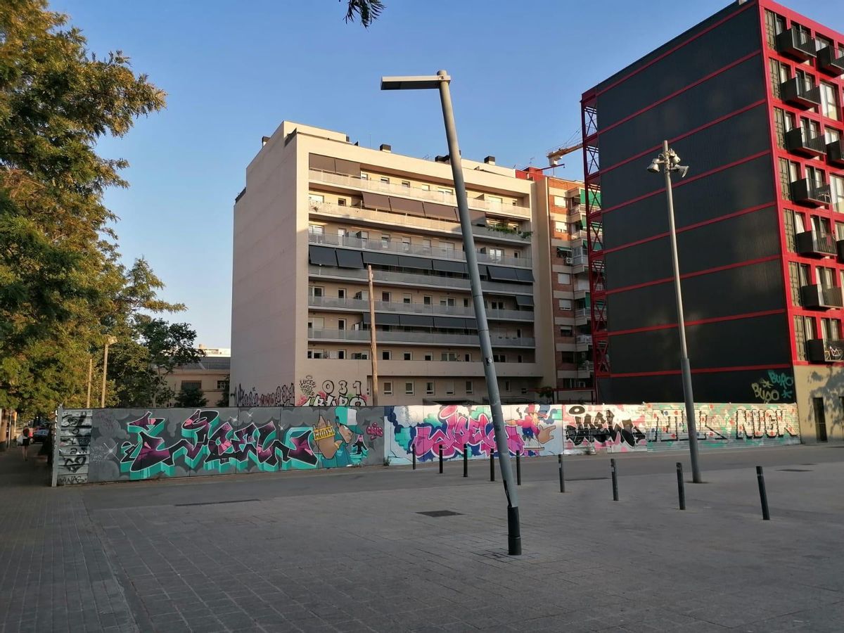 Solar entre las calles Bolivia y Badajoz donde se elevará la nueva promoción de lujo.