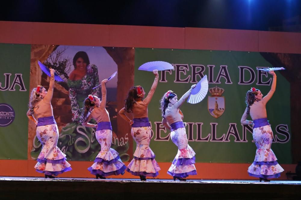 La Feria de Sevillanas 2017 comenzó anoche con una gran afluencia de público, actuaciones flamencas y de sevillanas, gastronomía y casetas, en el recinto portuario de Torrevieja