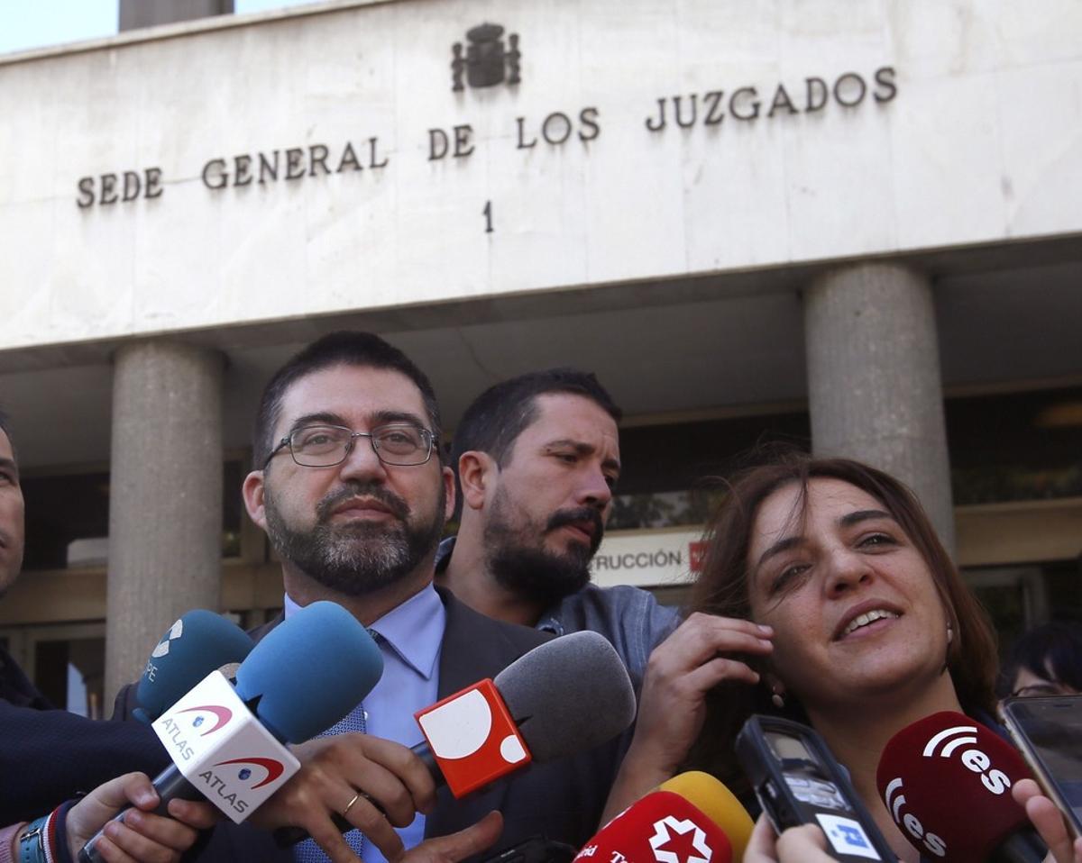 GRA151  MADRID  18 09 2017 - Los concejales del Ayuntamiento de Madrid Carlos Sanchez Mato y Celia Mayer  hacen declaraciones a los medios de comunicacion a la salida hoy de los Juzgados de Plaza de Castilla tras declarar como investigados en el juzgado numero 21 de Madrid por presuntos delitos societario  de malversacion de fondos y prevaricacion al encargar dos informes de 50 000 euros para denunciar irregularidades en el Open de Tenis  EFE Fernando Alvarado