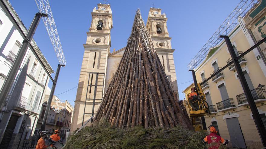 Así se monta la hoguera más grande del mundo en Canals