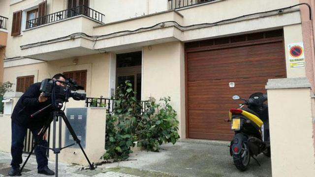 Una mujer se arroja de un primer piso para escapar de su pareja que le agredía