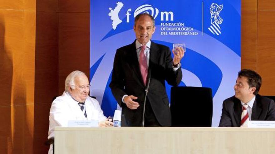 El profesor Menezo, Camps y el exconseller Cervera, en 2010.