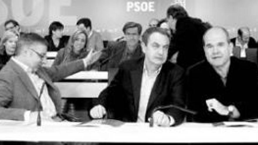 Zapatero insta al PSOE a &quot;sudar la camiseta&quot; para ganar las elecciones