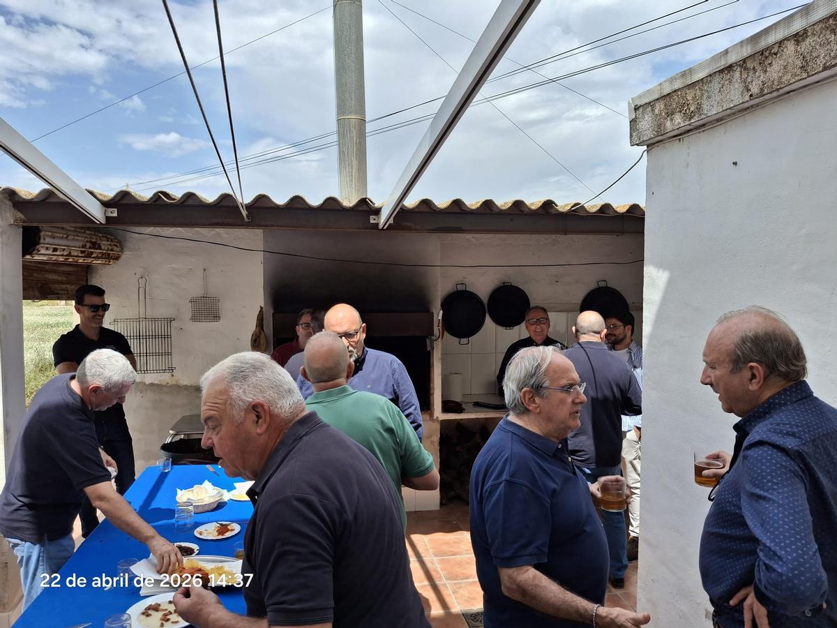 Un momento distendido del encuentro este miércoles entre los amigos del arroz con costra y los sanitarios
