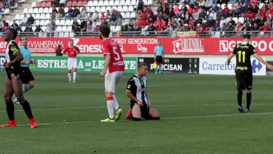 Aketxe se lamenta tras fallar una buena ocasión de gol en el minuto 90 que habría supuesto el empate en Nueva Condomina.