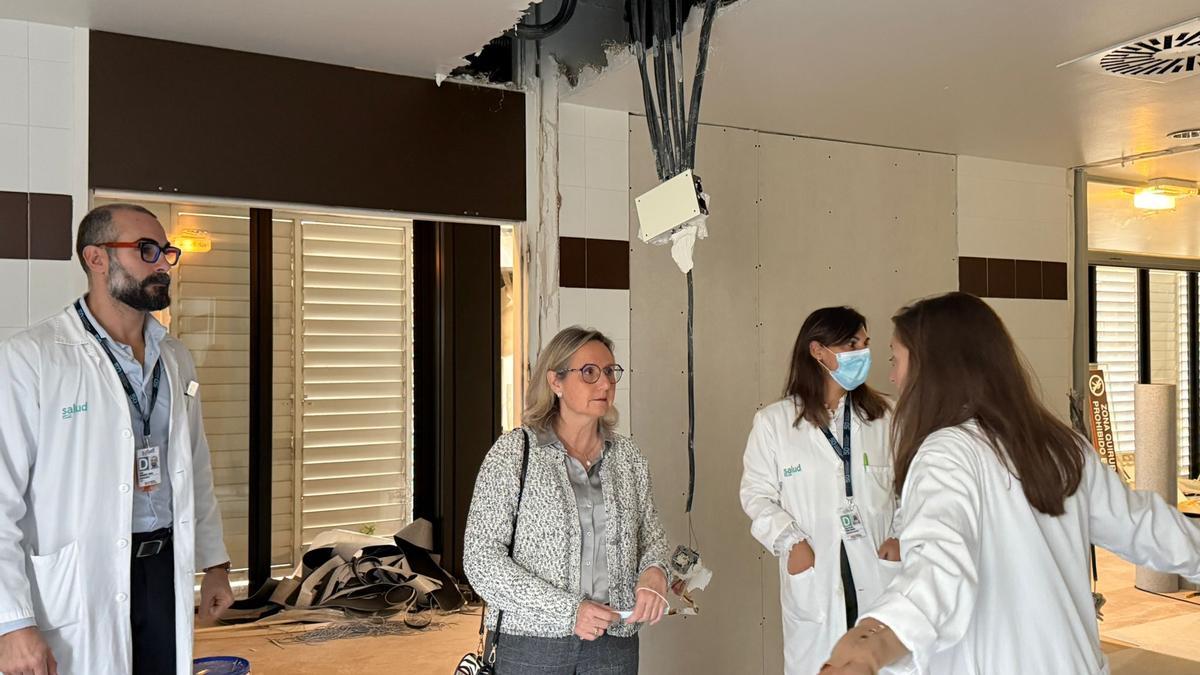 El director del Clínico, Diego Rodríguez Mena, y la gerente del Salud, Ana Castillo, durante una visita a la zona de obras de Oftalmología..
