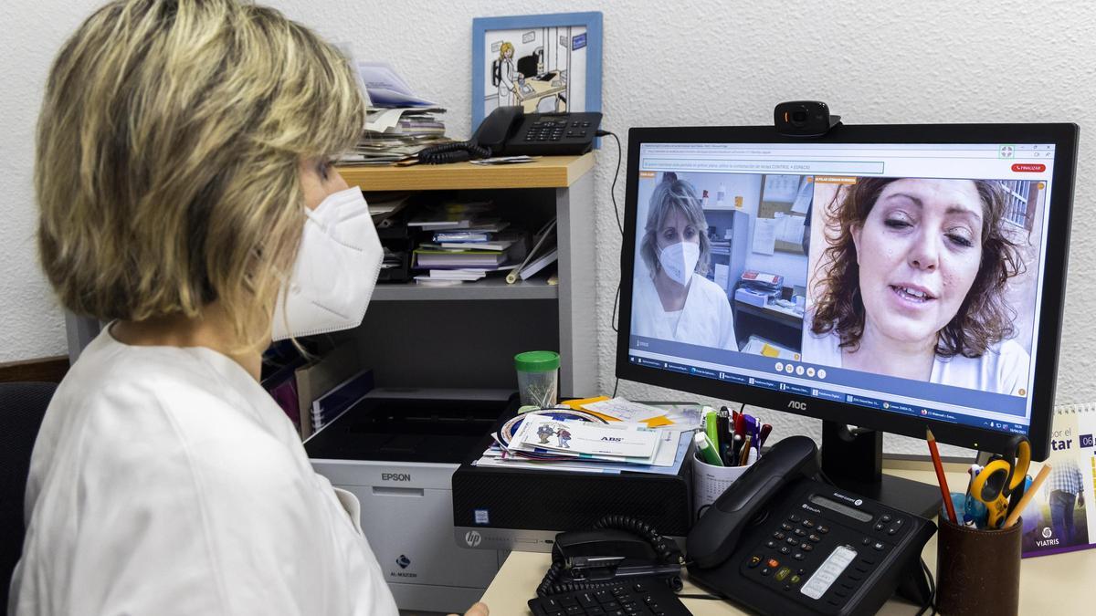 Una doctora atiende a una paciente por vídeo llamada en 2021.