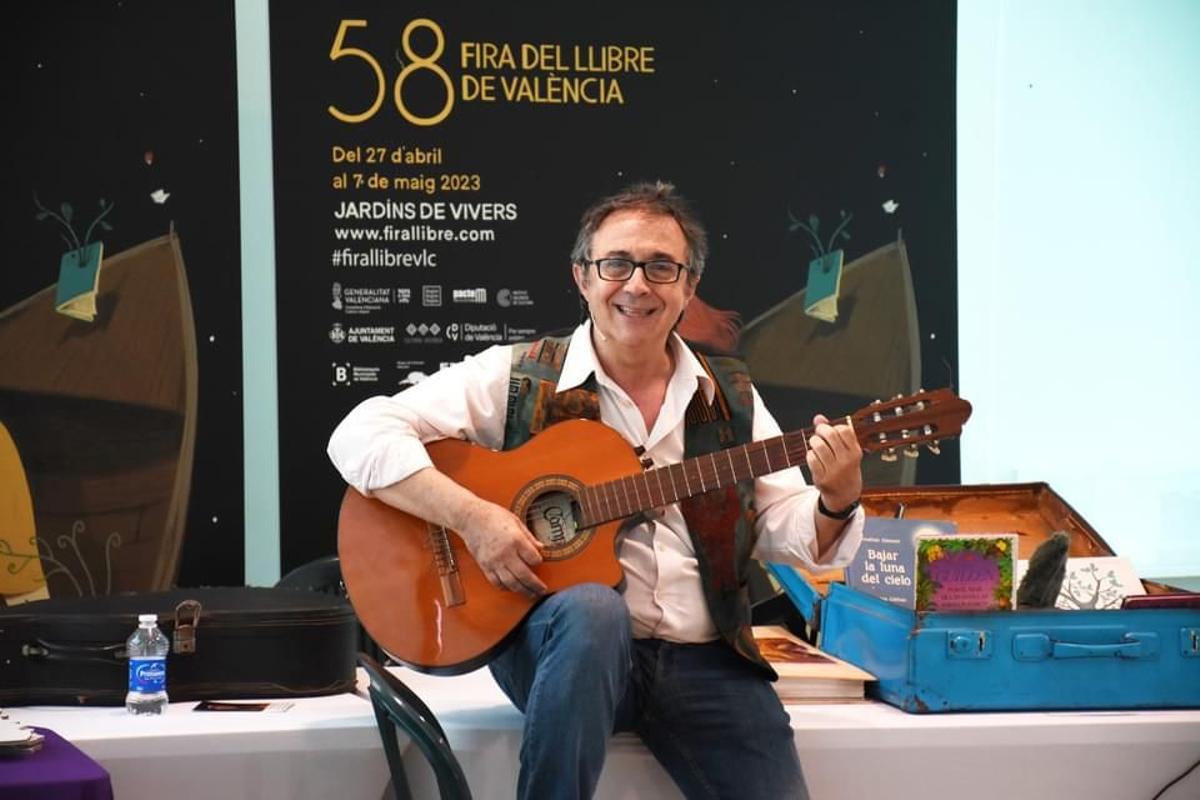 Vicent Cortés amb la seua inseparable guitarra a una fira del llibre en una imatge d'arxiu.