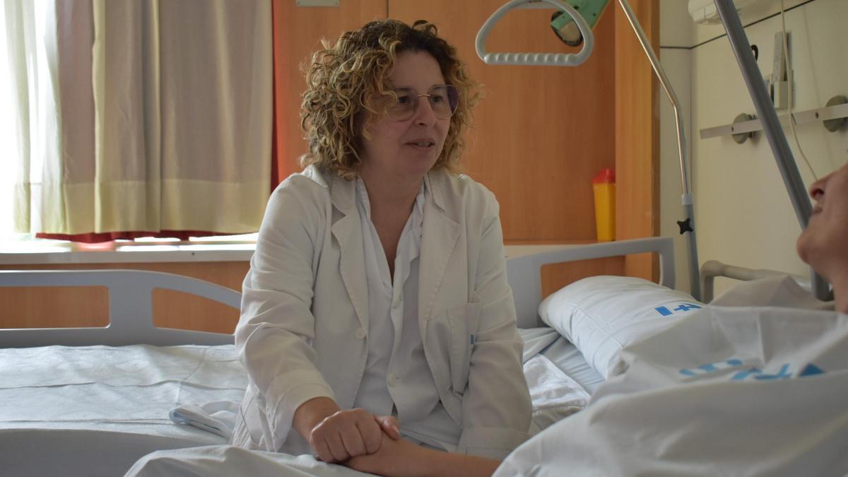 La infermera Teresa Lapiedra amb una pacient a l’Hospital Santa Caterina.