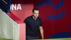 Xavi, momentos antes de sentarse en el banquillo contra el Sevilla (1-0)