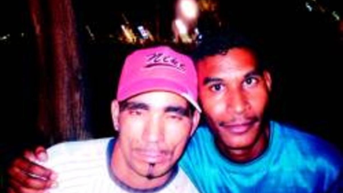 Nuevos tiempos  Samuel Oliva (derecha) y Arturo Mazó, en el Parque de la Fraternidad de La Habana.