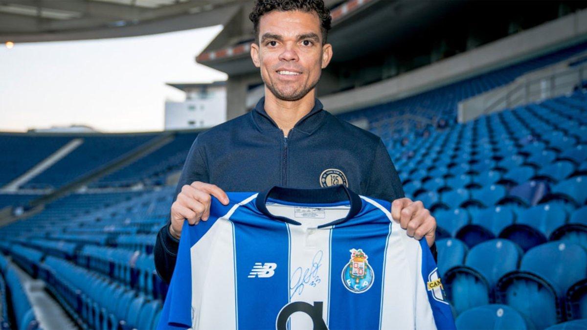 Pepe posa con la camiseta del Oporto en su presentación