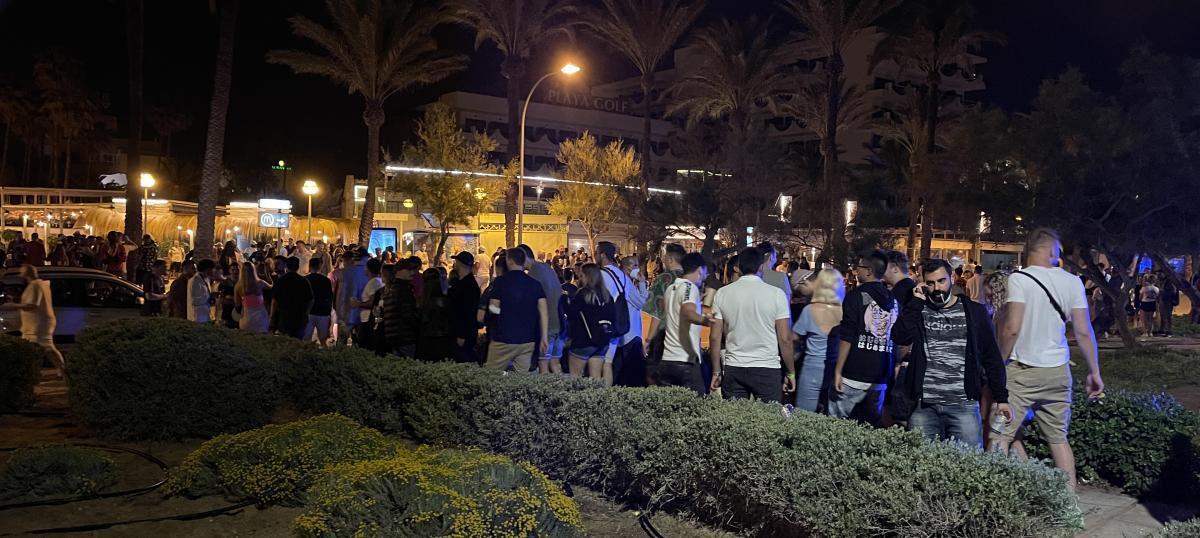Obwohl sich alle an der Playa de Palma tummeln, hatten deutsche Urlauber wahrscheinlich wenig Kontakt zu den spanischen Abiturienten.