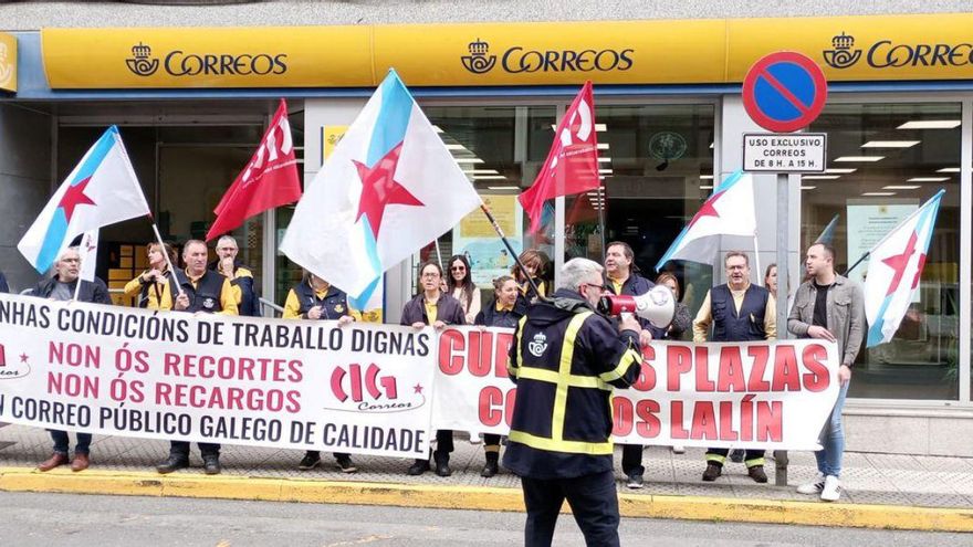 Los carteros de Lalín se concentran ante las oficinas de la calle B