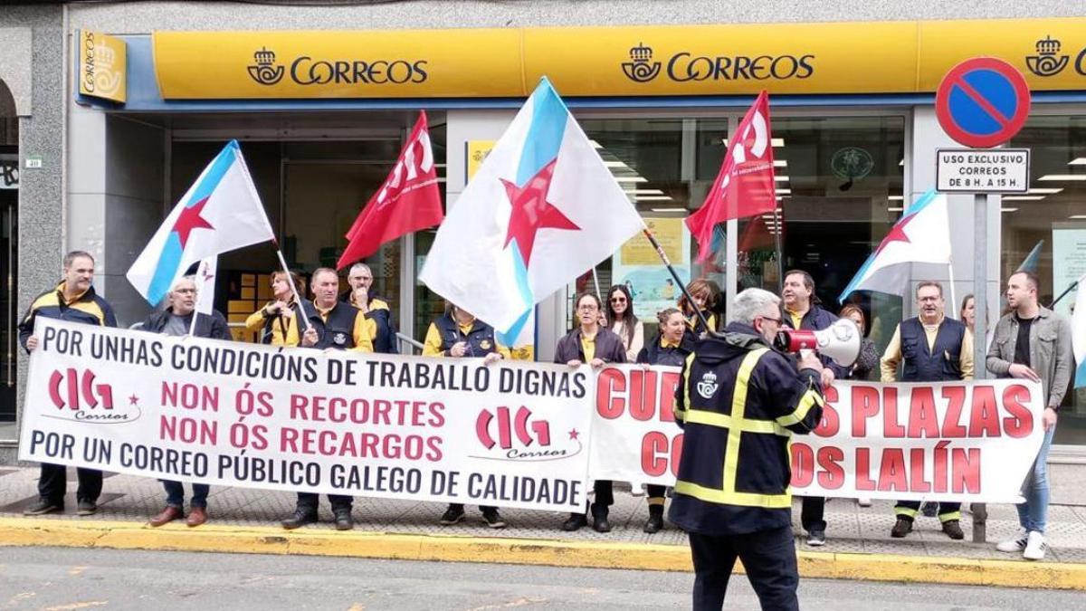 Protesta ante la oficina de Correos de la calle B de Lalín.