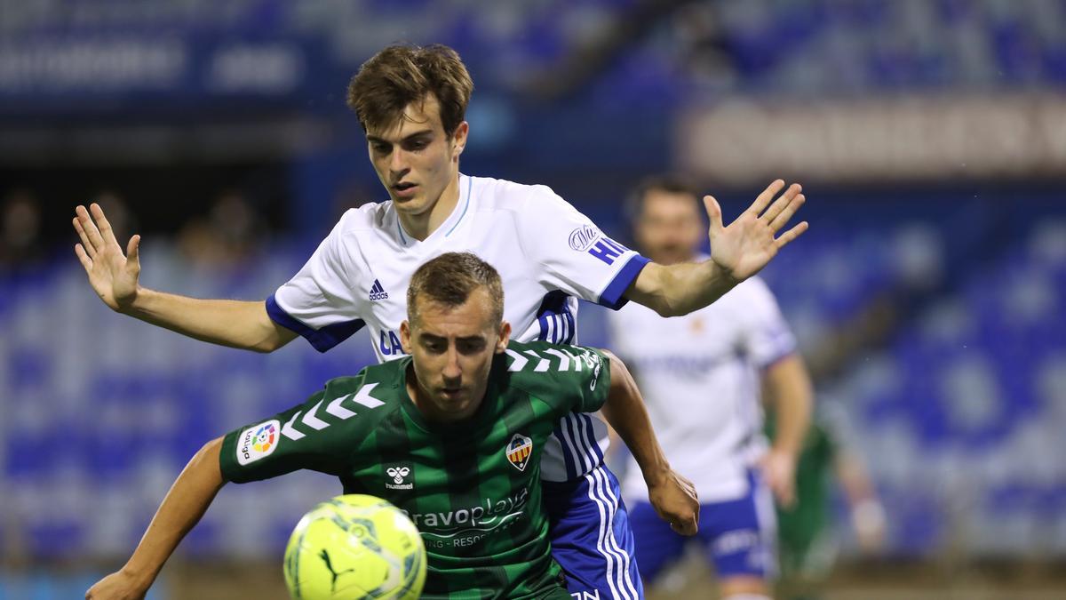 Francho, uno de los canteranos destacados, en una acción de presión en el partido contra el Castellón.