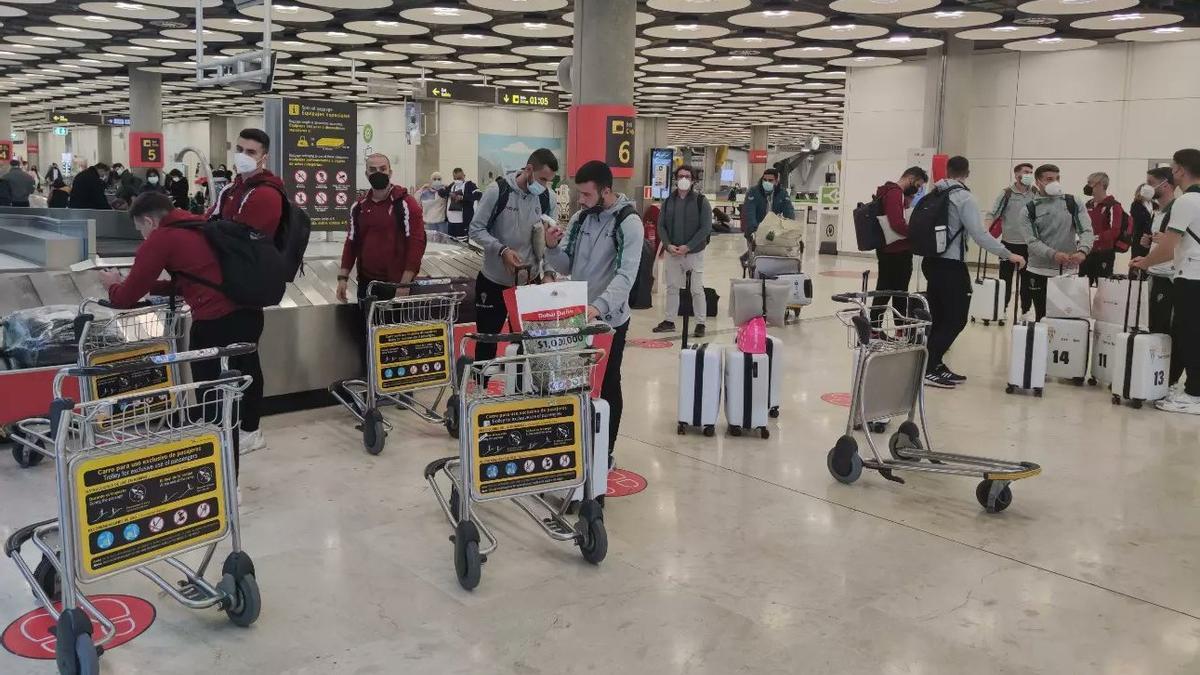 La expedición blanquiverde, en el aeropuerto, antes de salir de Baréin.