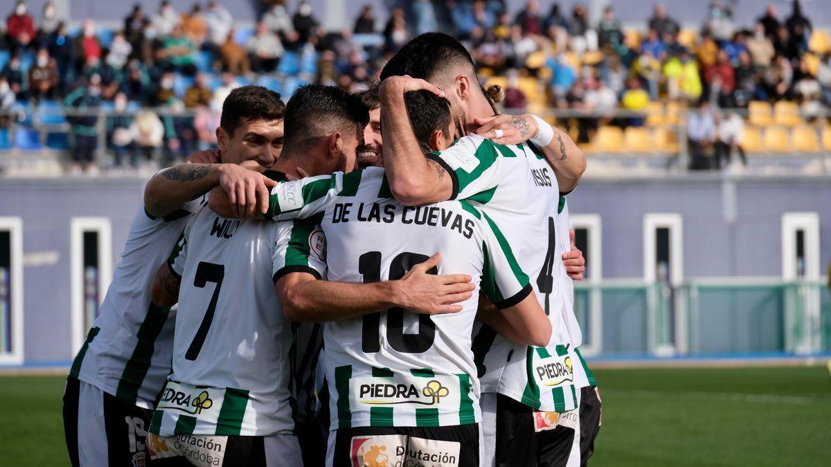 Los jugadores blanquiverdes celebran uno de los goles frente al Cádiz B.