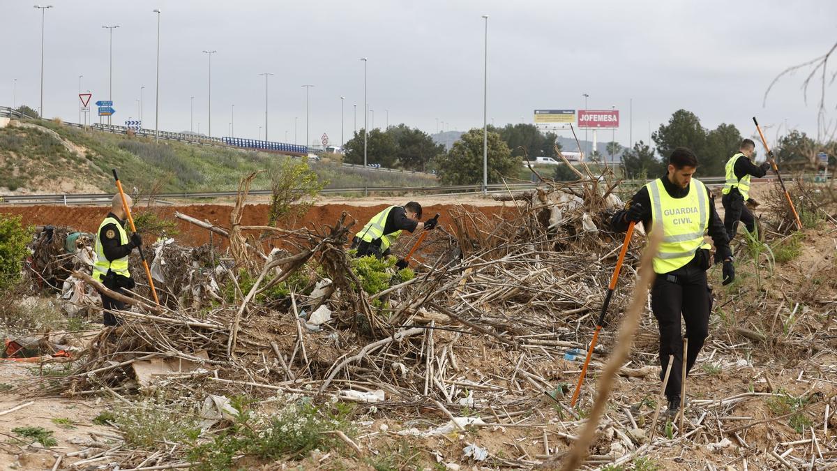 La Guardia Civil y la UME siguen buscando a las tres víctimas mortales que siguen desaparecidas tras la dana