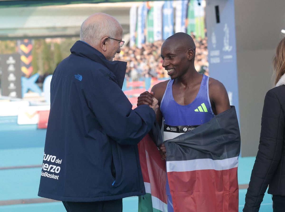 Sawe, felicitado por Juan Roig, tras conquistar el Maratón de València en 2024