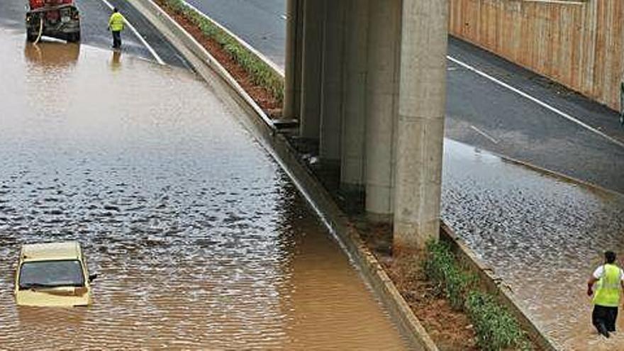 Un vehículo atrapado en un tramo inundado de la autovía del aeropuerto, en una imagen de archivo.