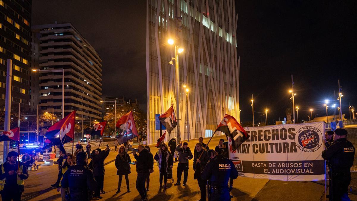 Varias personas se manifiestan por la precarización laboral en el sector audiovisual durante los Goya