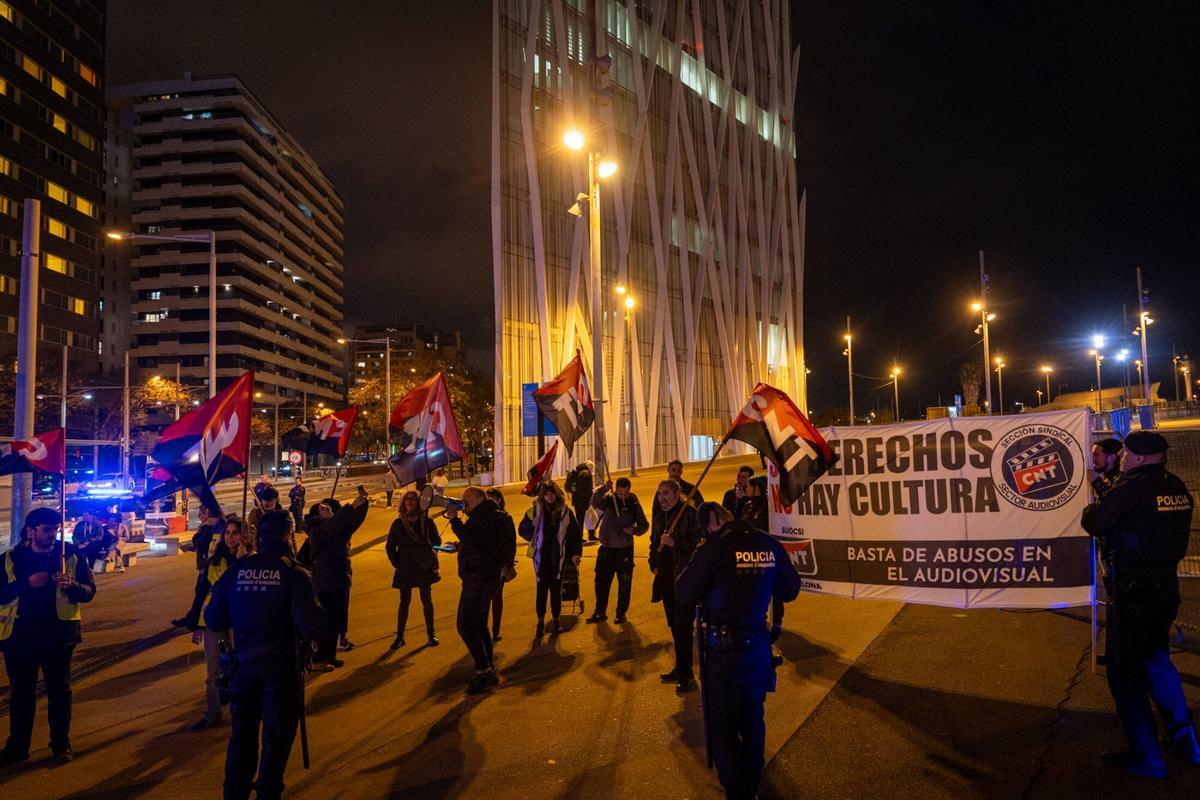 Una decena de personas de la CNT se manifiesta en la entrada de los premios Goya en Barcelona