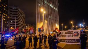 Una decena de personas de la CNT se manifiesta en la entrada de los premios Goya en Barcelona