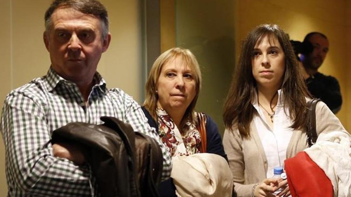 La pianista Laia Martín y sus padres, durante el juicio.