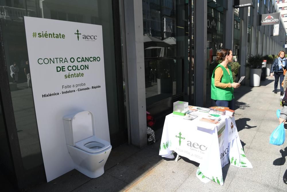 La asosicación contra el cáncer instala una mesa informativa e inodoros en la Plaza de Lugo.