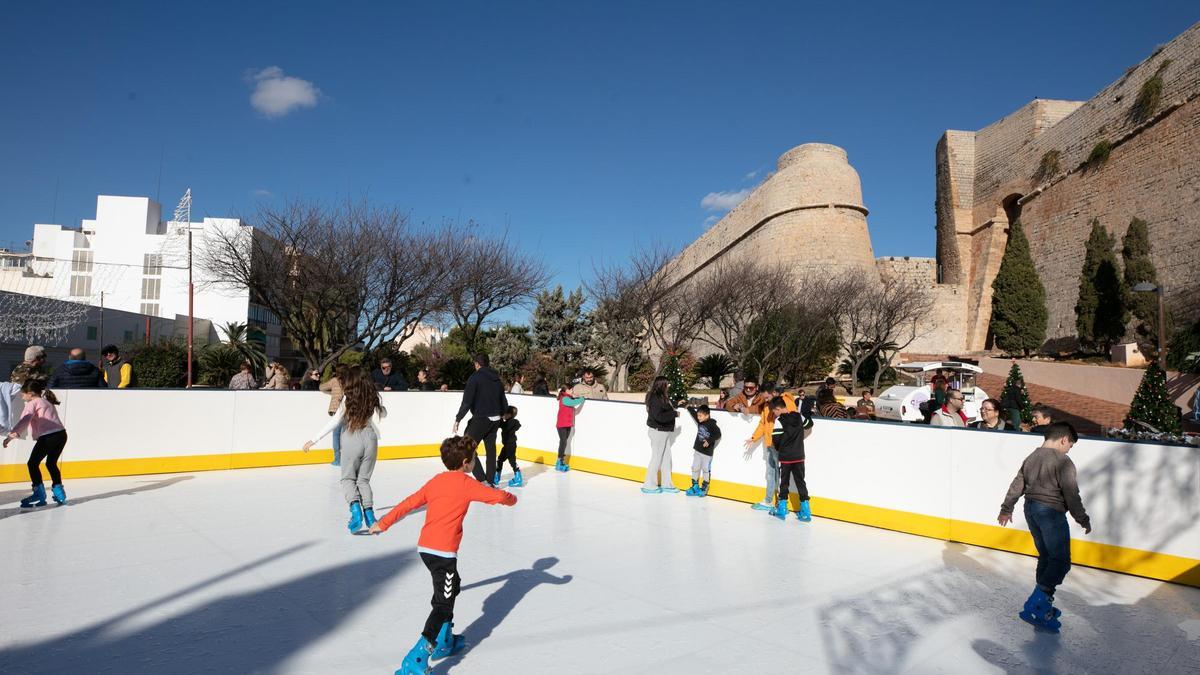 Primer día de la pista de hielo en el Parque Reina Sofía