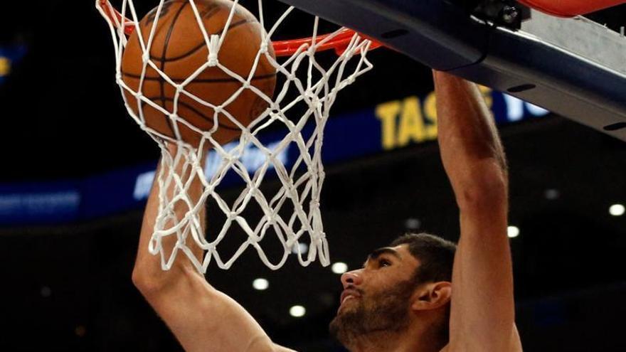 Aldama culmina un mate en su encuentro de anoche de los Memphis Grizzlies ante los Orlando Magics