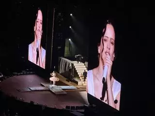 Rosalía maravilla en el Palau Sant Jordi con la inventiva, la mística y la fiesta del ‘Lux tour’
