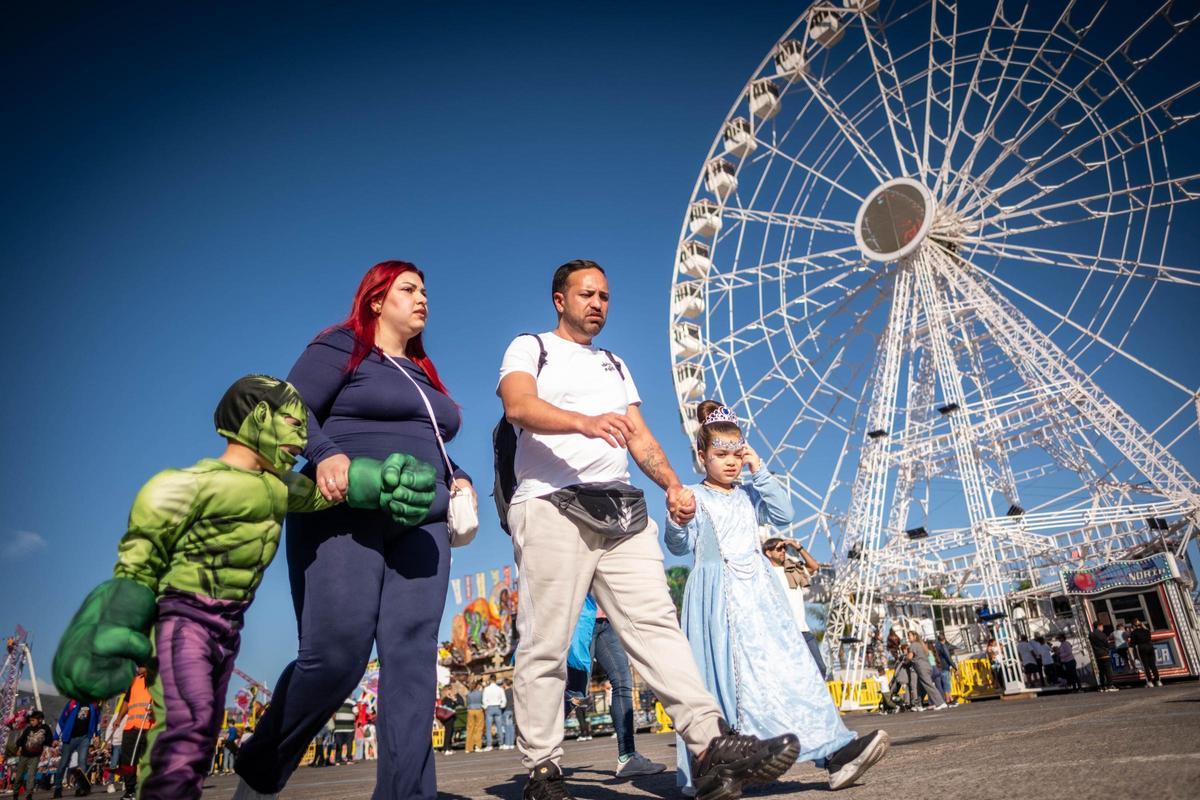 Visita del alcalde a la feria de atracciones del Carnaval