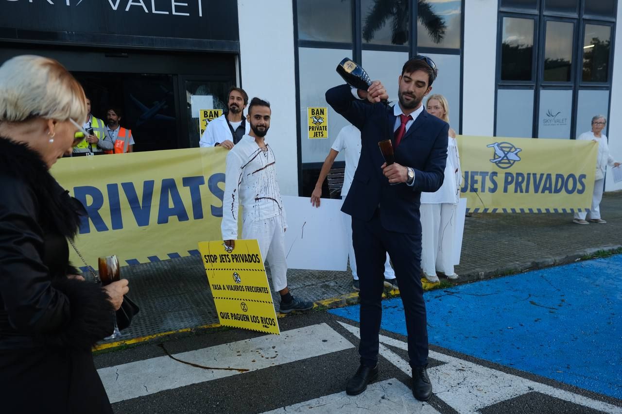 Protesta contra los jets en el aeropuerto de Ibiza