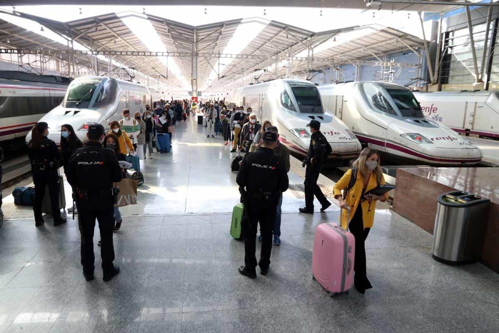 Controles policiales en la estación María Zambrano