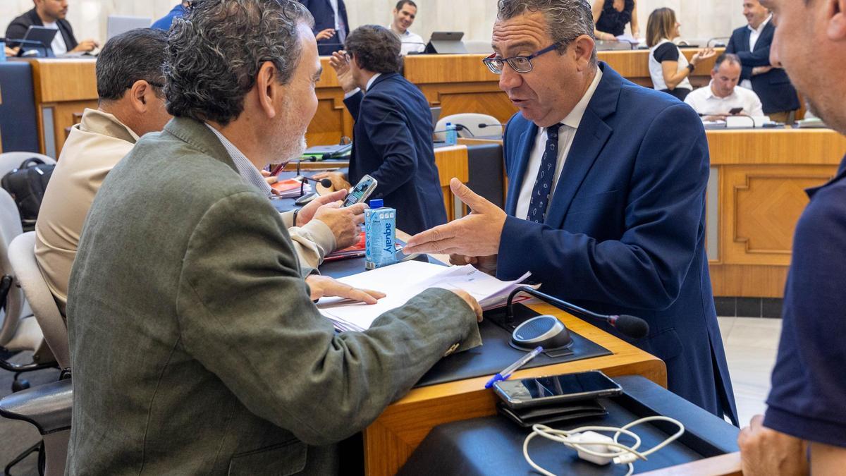 El prsidente de la Diputación, Toni Pérez, conversa con el portavoz socialista