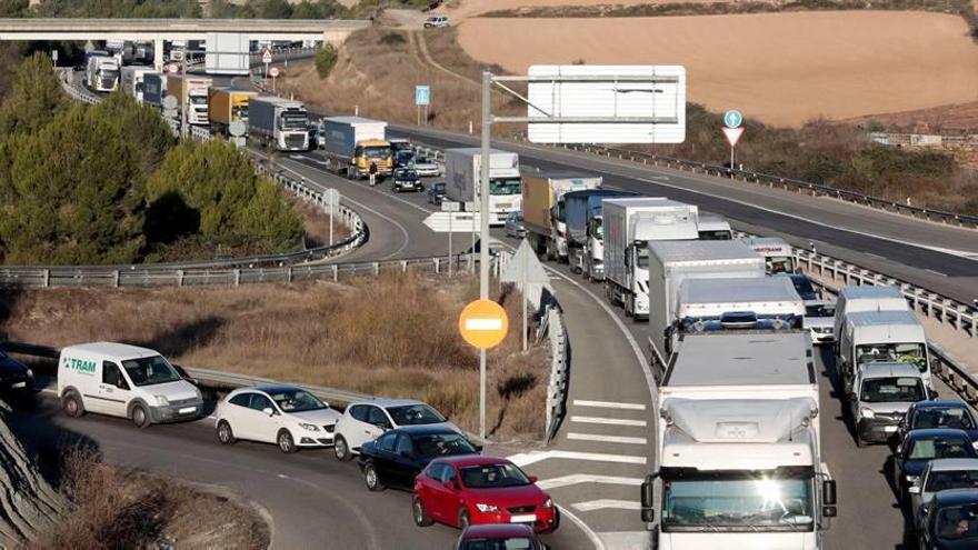 Camiones retenidos en una autovía en la provincia de Barcelona.