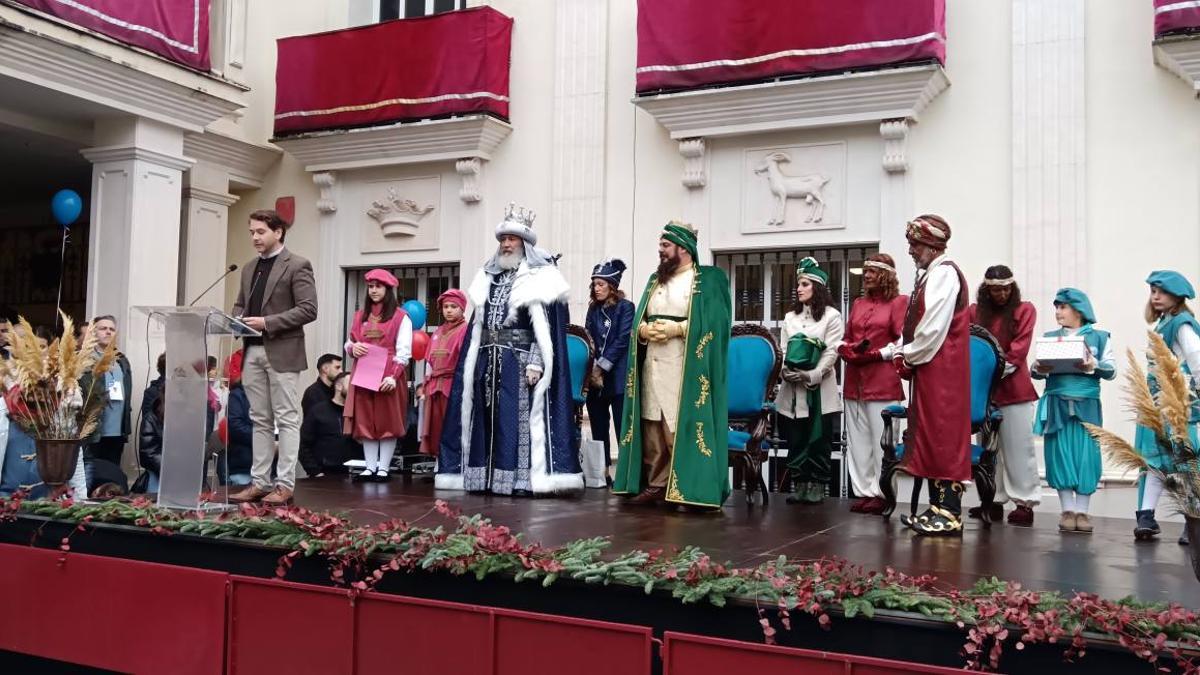 Recepción a los Reyes Magos en el Consistorio de Cabra.