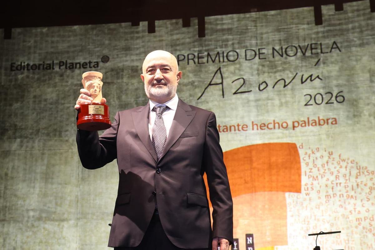 El escritor Pablo Álvarez, con el Premio Azorín de Novela en Alicante.