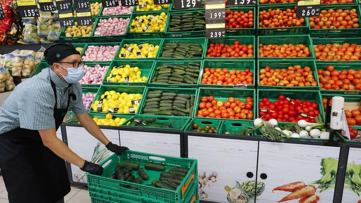 Empleado de Mercadona, en el puesto de verduras de una tienda de València.