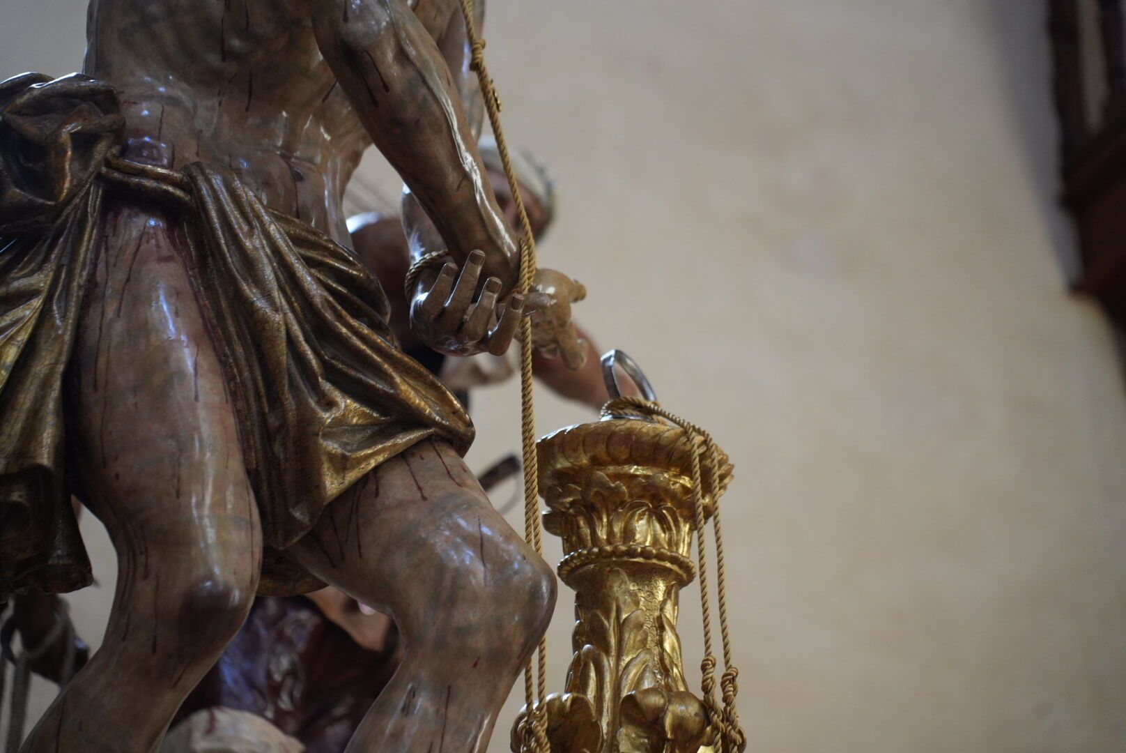 Los titulares procedentes de distintos sitios de la provincia van llegando a los templos, donde el sábado saldrán para participar en el Magno Vía Crucis.