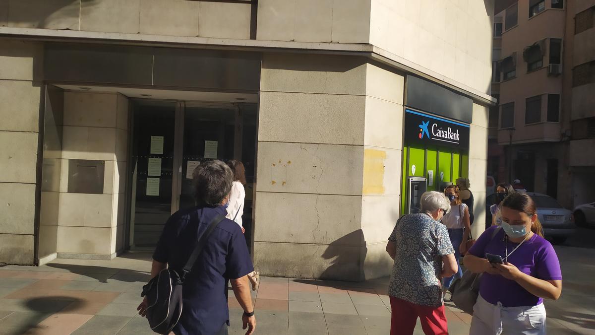 Una de las oficinas de CaixaBank en el centro de Alicante, cerrada este martes.