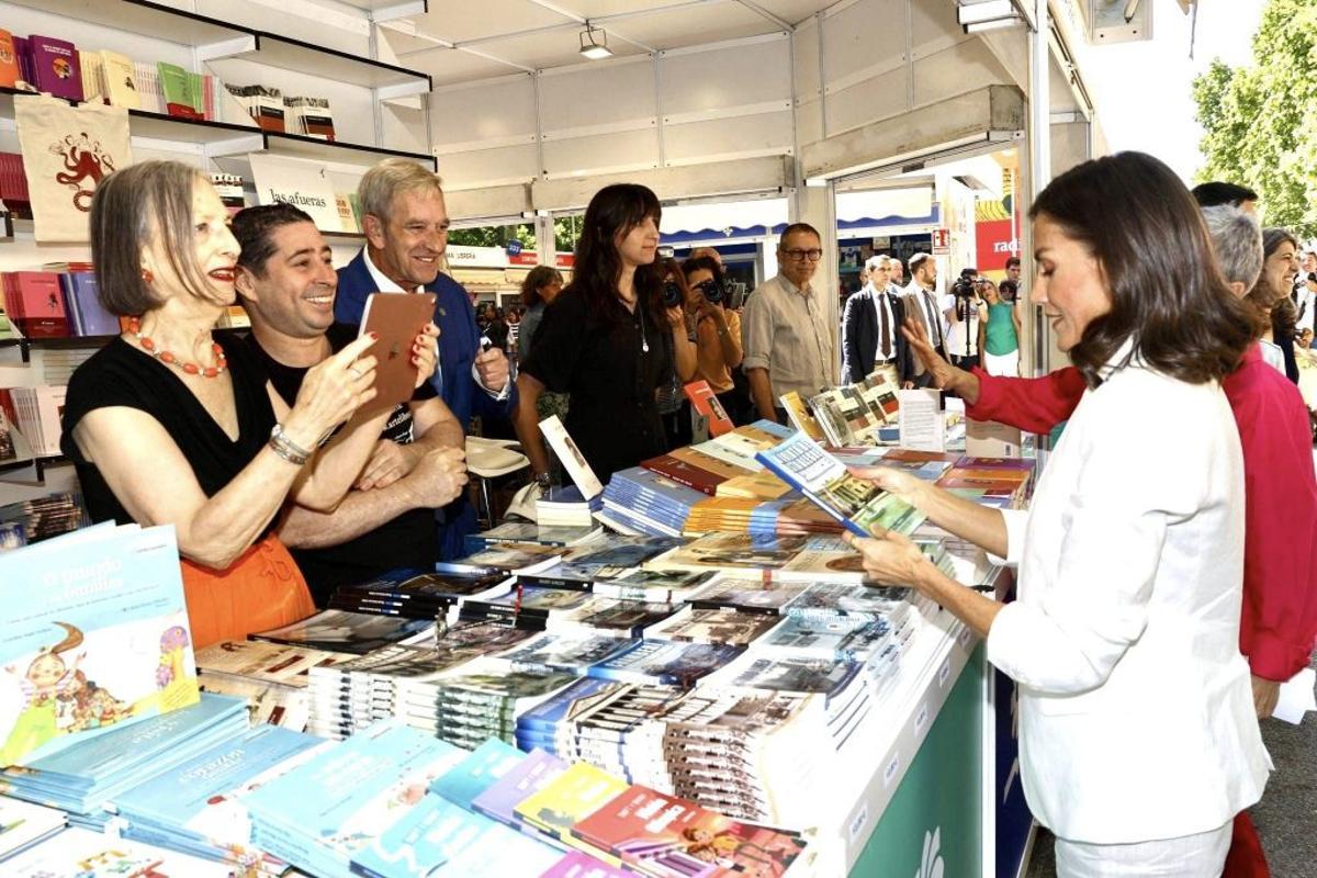 Nicolás Ferrando y José María Sánchez Molledo junto a la reina Letizia.
