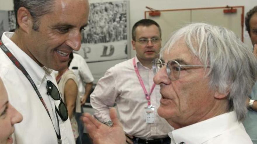 El presidente de la Generalitat, Francisco Camps (i), conversa con el patrón de la Fórmula Uno, Bernie Ecclestone (d) durante la sesión de clasificación del Gran Premio de Europa que se celebra en el circuito urbano de Valencia.