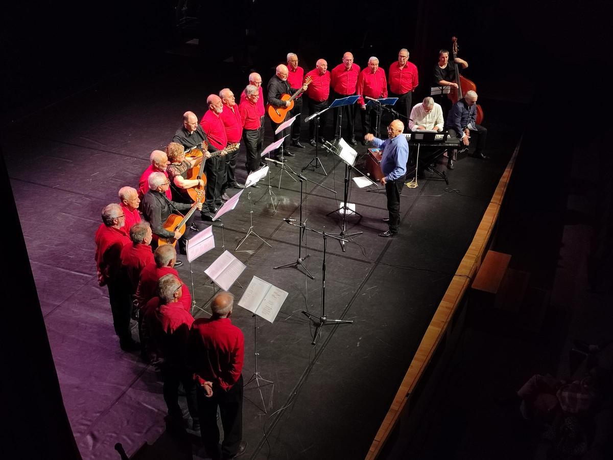 O grupomúsico  coral Mornura nunha recente actuación no Auditorio de Cangas.