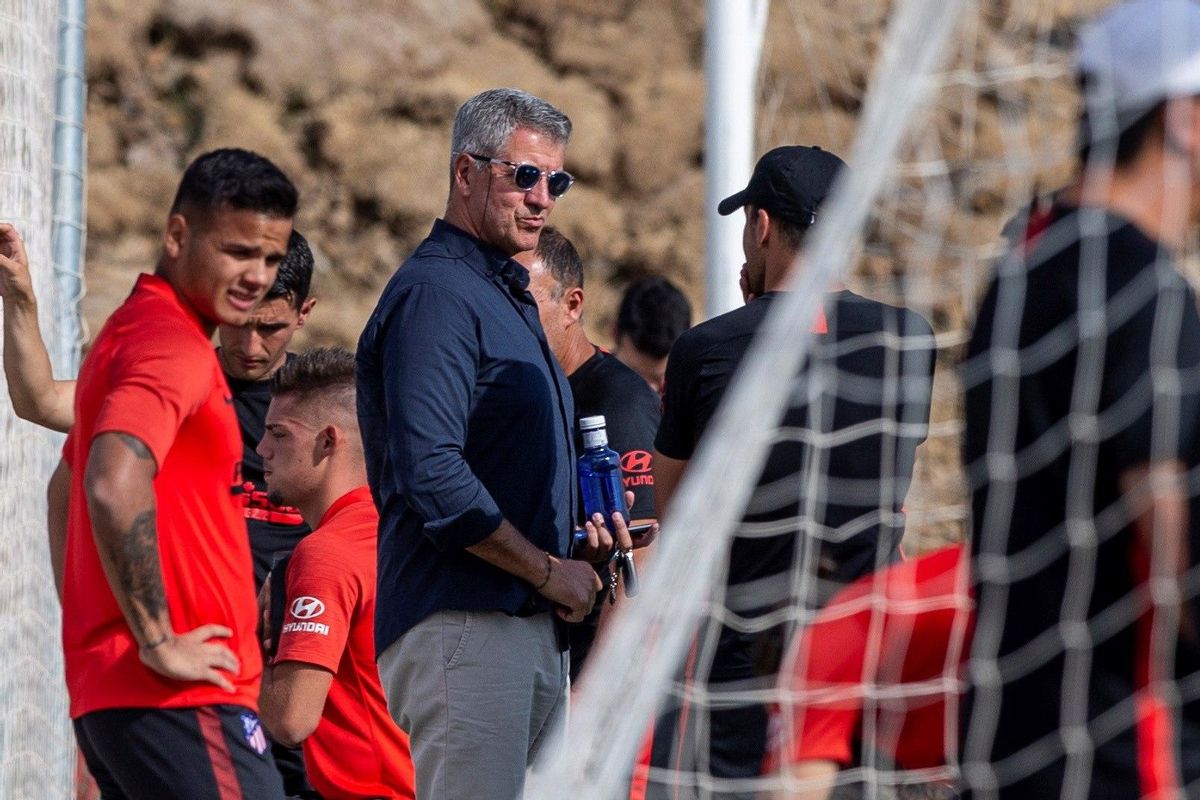 Miguel Ángel Gil observa un entrenamiento y dialoga con Simeone en Los Ángeles de San Rafael.