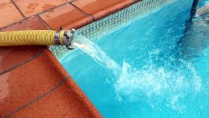 Detalle de una manguera en una piscina.