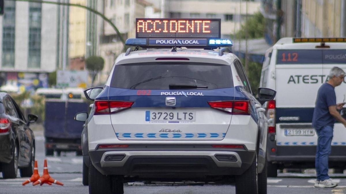 Un patrulla de la Policía Local de Santiago señaliza un accidente en O Restollal